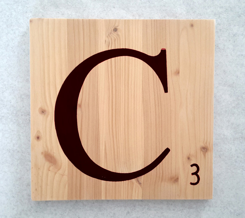 Lettres Scrabble en bois naturel typo noir