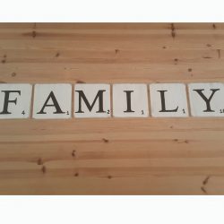 FAMILY Scrabble en blanc cassé patiné 15 x 15 cm