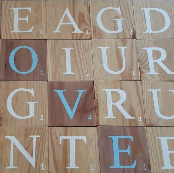 Lettres Scrabble en Bois Naturel – Typographie Blanc