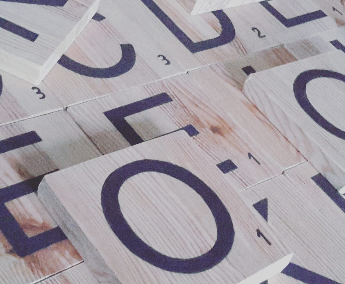 scrabble en pin clair naturel noir arial