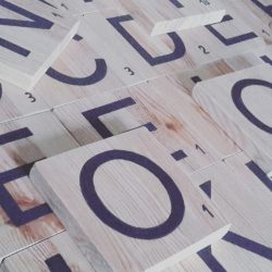 scrabble en pin clair naturel noir arial