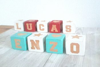 Cubes lettre en bois brut