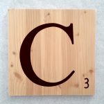 Lettres Scrabble en bois naturel noir